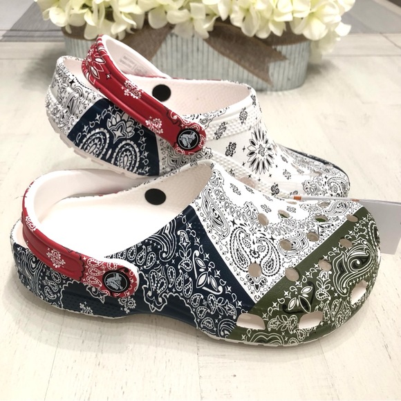 CROCS Classic Bandana White Multicolor Clogs Unisex Sz W7-M5 NWT - Picture 2 of 16